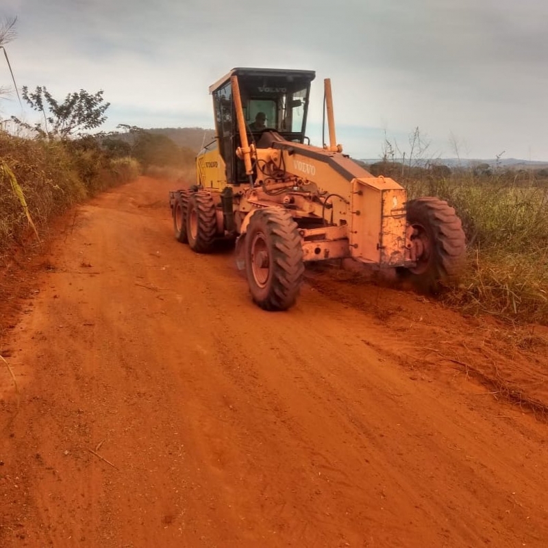 A Secretaria de Obras está trabalhando em três pontos importantes da zona rural nesta semana. Os serviços consistem na manutenção de toda estrada, desde seu início até a ligação com as comunidades rurais do município.