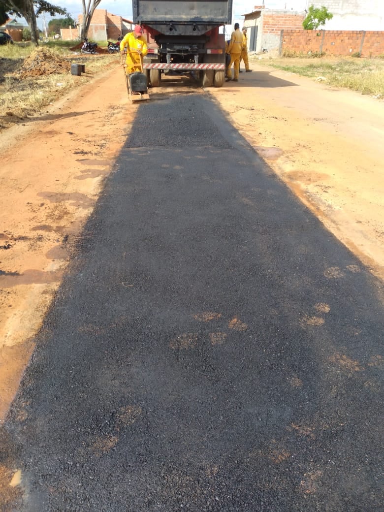 A SAE, em parceria com a Secretaria de Obras, está fazendo a recomposição asfáltica de valetas em todos os bairros. Até o momento, cerca de 100 valetas já foram fechadas. O trabalho segue um cronograma em função da massa asfáltica ter que estar quente e também por questão de logística e otimização de tempo. Vamos atender todos os bairros de Araguari.