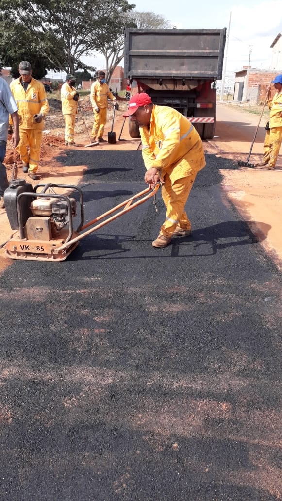 A SAE, em parceria com a Secretaria de Obras, está fazendo a recomposição asfáltica de valetas em todos os bairros. Até o momento, cerca de 100 valetas já foram fechadas. O trabalho segue um cronograma em função da massa asfáltica ter que estar quente e também por questão de logística e otimização de tempo. Vamos atender todos os bairros de Araguari.