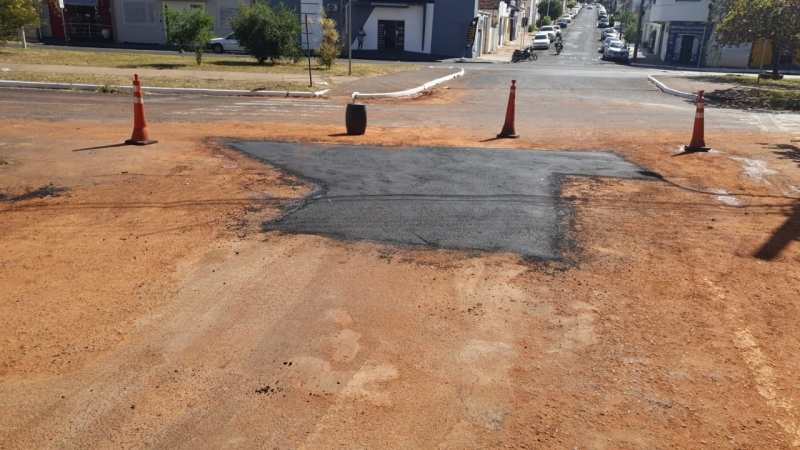 A SAE, em parceria com a Secretaria de Obras, está fazendo a recomposição asfáltica de valetas em todos os bairros. Até o momento, cerca de 100 valetas já foram fechadas. O trabalho segue um cronograma em função da massa asfáltica ter que estar quente e também por questão de logística e otimização de tempo. Vamos atender todos os bairros de Araguari.