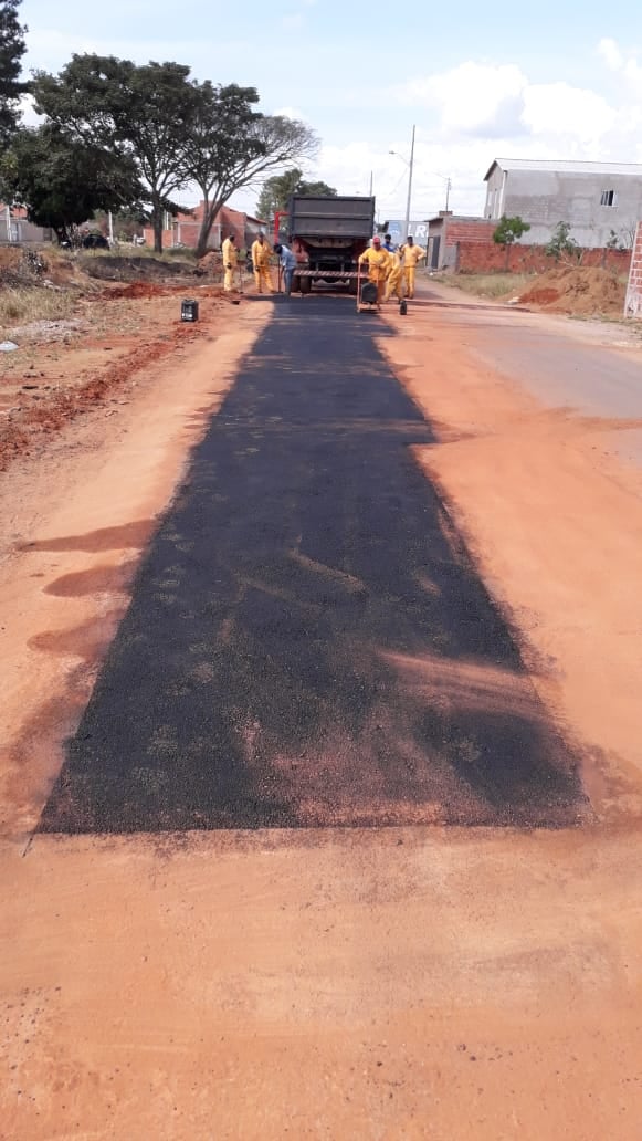 A SAE, em parceria com a Secretaria de Obras, está fazendo a recomposição asfáltica de valetas em todos os bairros. Até o momento, cerca de 100 valetas já foram fechadas. O trabalho segue um cronograma em função da massa asfáltica ter que estar quente e também por questão de logística e otimização de tempo. Vamos atender todos os bairros de Araguari.