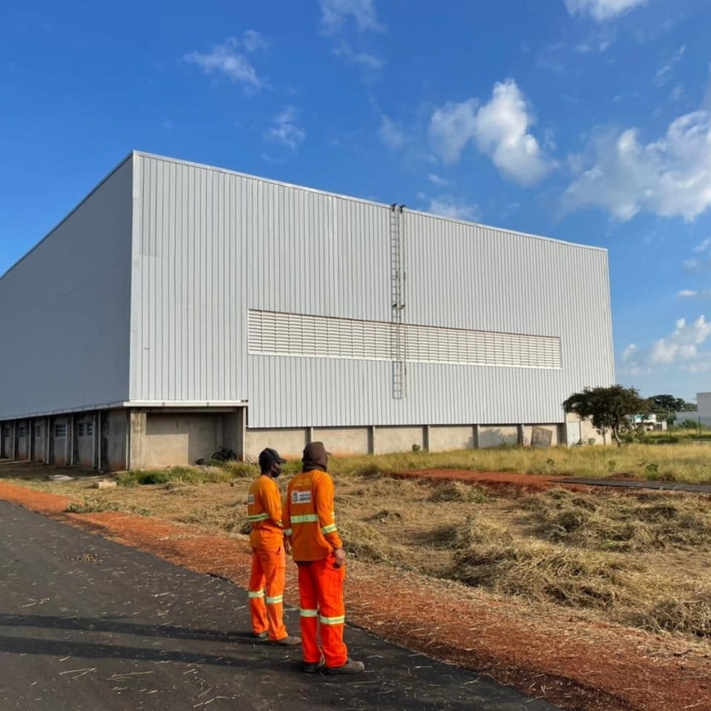 A Secretaria de Esportes e Juventude, com apoio da Secretaria de Serviços Urbanos e Distritais efetuou na manhã desta segunda-feira (14), a limpeza de toda área do Centro Integrado ao Esporte – CIE localizado no Bairro São Sebastião.