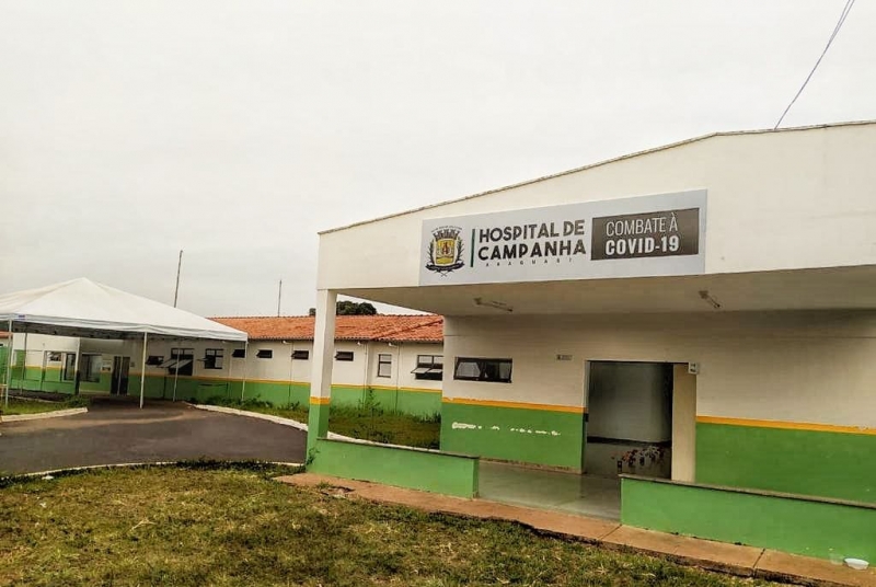 A Secretaria Municipal de Saúde informa que o Hospital de Campanha – HCAMP está operando 100% no SUS-FÁCIL, 24 horas por dia. Integrado ao Sistema Estadual de Regulação Assistencial de Minas Gerais, o HCAMP oferece resolutividade na assistência e gestão de leitos da rede de saúde de Araguari.  Recentemente foi instalado o Sistema Integrado de Gestão Pública, com a iniciação da implantação e agenda de capacitações para implantação do sistema Sonner HCAMP. Prezando por um melhor atendimento, todos os profissionais de saúde que atuam no local estão sendo imunizados. A Secretaria promoveu ainda a estruturação da gestão de rouparia, que tem como objetivo oferecer melhor qualidade, controle e agilidade na gestão do enxoval e vestimentas dos profissionais do HCAMP.  Dentro das repartições foram instalados 38 suportes para álcool Gel, com objetivo de oferecer maior ergonomia e disponibilização do produto em locais estratégicos para os profissionais.