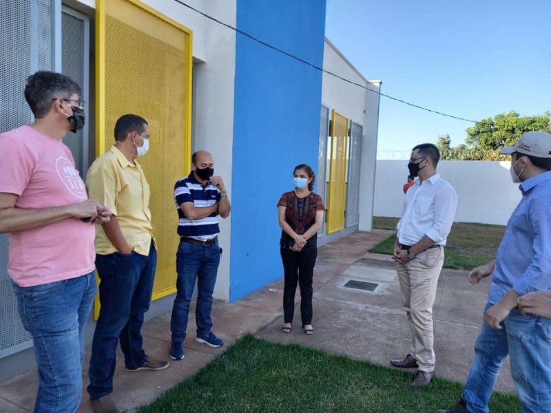 Na tarde desta quarta-feira (16), a vice-prefeita Maria Cecília Araújo, acompanhada do Secretário de Educação Gilmar Chaves, e por profissionais da educação visitaram unidades educacionais. O objetivo foi observar o funcionamento e a entrega de apostilas e a infraestrutura das unidades.