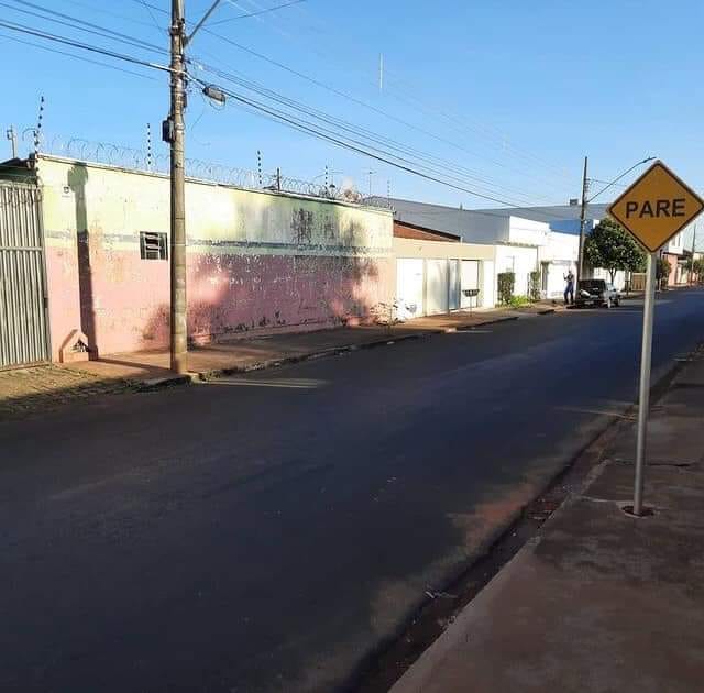 As pessoas que passam pela Rua Coromandel (Amorim) e na Rua Marciano (Centro) se depararam com novas placas em cores amarelas indicando a presença de faixas de pedestres, rotatórias, travessias elevadas e parada obrigatória.