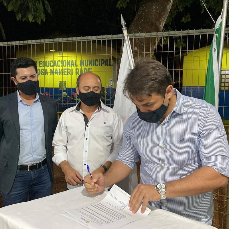 Em solenidade realizada na comunidade do Alto São João, a Prefeitura de Araguari e a empresa Seicon Incorporação e Construção LTDA assinaram a ordem de serviço para a construção do novo prédio que abrigará o Centro Educacional Municipal Rosa Mameri Rade, na comunidade.