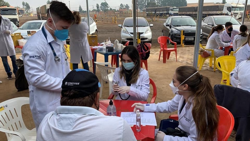 Os alunos do quarto período do Curso de Medicina da Área de Atenção à Saúde Individual e Coletiva do Centro Universitário IMEPAC, em parceria com a Secretaria Municipal de Saúde realizaram neste mês de junho uma ação social no Pátio dos Caminhoneiros com enfoque na saúde homem.