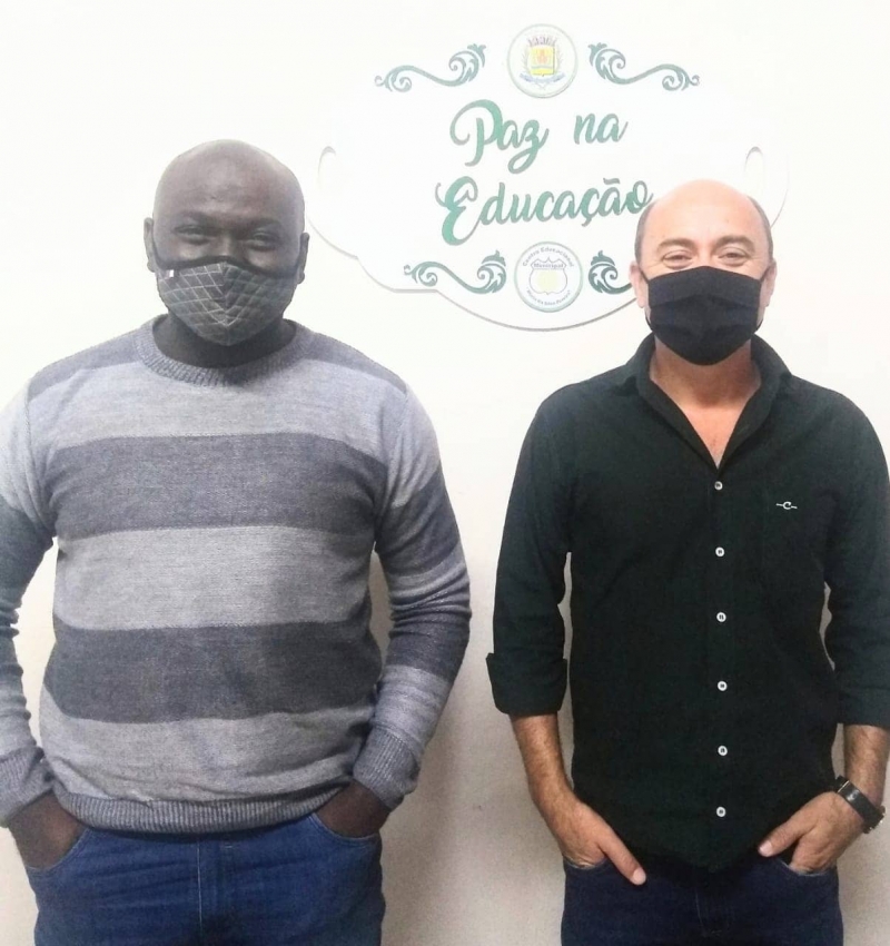 Na tarde desta terça-feira (29), o Secretário de Educação Gilmar Chaves recebeu a visita do Superintendente de Igualdade Racial, Direitos Humanos e Inclusão Social, Marco Túlio Nascimento, para tratar de ações conjuntas entre as duas pastas.