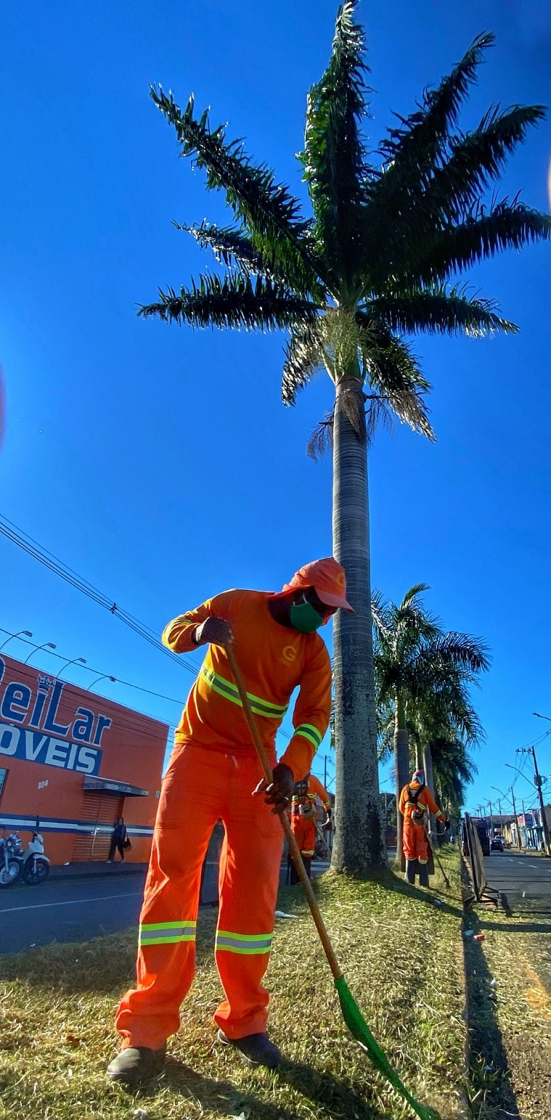 CAPINA, ROÇAGEM  começa a todo vapor  nesta segunda - feira na Av. Bahia, uma das ruas mais importantes da cidade.