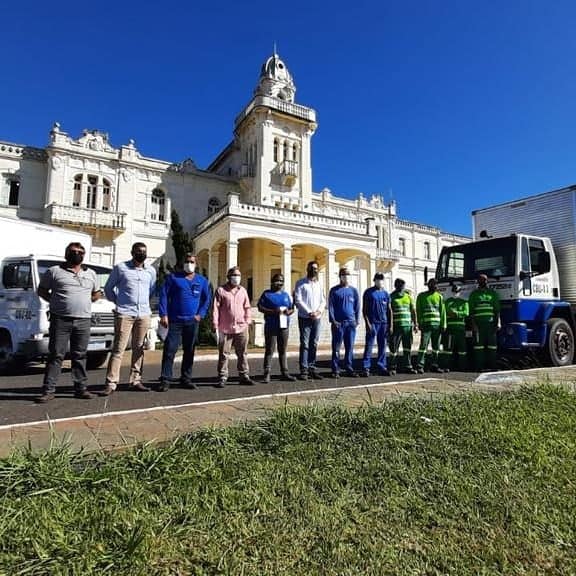 Dois caminhões vão percorrer toda cidade para fazer o recolhimento de resíduos urbanos.   Os veículos e profissionais estarão devidamente identificados e ainda tem a identificação sonora que indica a passagem dos veículos pelos bairros.   A população pode colaborar já fazendo inicialmente a separação dos resíduos em casa.   Todo material coletado será encaminhado para a Associação de Catadores de Materiais Recicláveis de Araguari - ASCAMARA