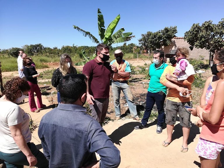 O prefeito Renato Carvalho, a vice prefeita Maria Cecília, Sec. de Planejamento Wesley Lucas, Sec. de Des. Econômico Karla Fernandes, Sec. de Ação Social Paulo Apóstolo, Sec. de Obras Luiz Felipe Miranda, o procurador geral Leonardo Borelli e equipe de engenheiros e advogados visitaram assentamentos e conversaram com as famílias sobre a possível regularização da área onde moram. O objetivo é oferecer dignidade a todos e com melhores condições de vida.