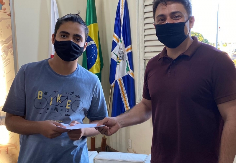 Os grandes CAMPEÕES do I Torneio de Xadrez de ARAGUARI receberam a premiação das mãos do prefeito Renato Carvalho, idealizador da competição juntamente com secretários.