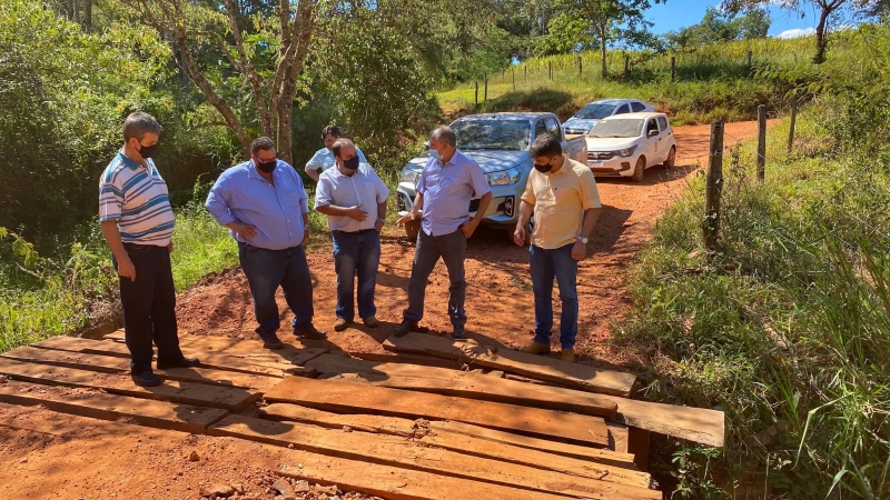 O prefeito Renato Carvalho acompanhado do vereador Postigo e mais o prefeito de Cascalho Rico José Borges visitaram nesta quarta-feira (5), várias regiões da zona rural do município de Araguari e que fazem divisa com a cidade vizinha.