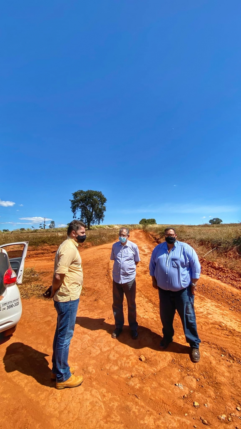 O prefeito Renato Carvalho acompanhado do vereador Postigo e mais o prefeito de Cascalho Rico José Borges visitaram nesta quarta-feira (5), várias regiões da zona rural do município de Araguari e que fazem divisa com a cidade vizinha.