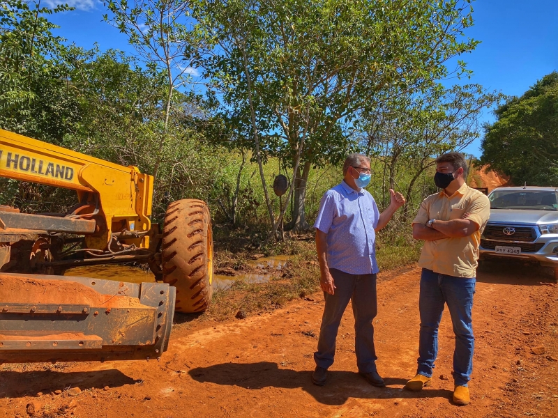 O prefeito Renato Carvalho acompanhado do vereador Postigo e mais o prefeito de Cascalho Rico José Borges visitaram nesta quarta-feira (5), várias regiões da zona rural do município de Araguari e que fazem divisa com a cidade vizinha.