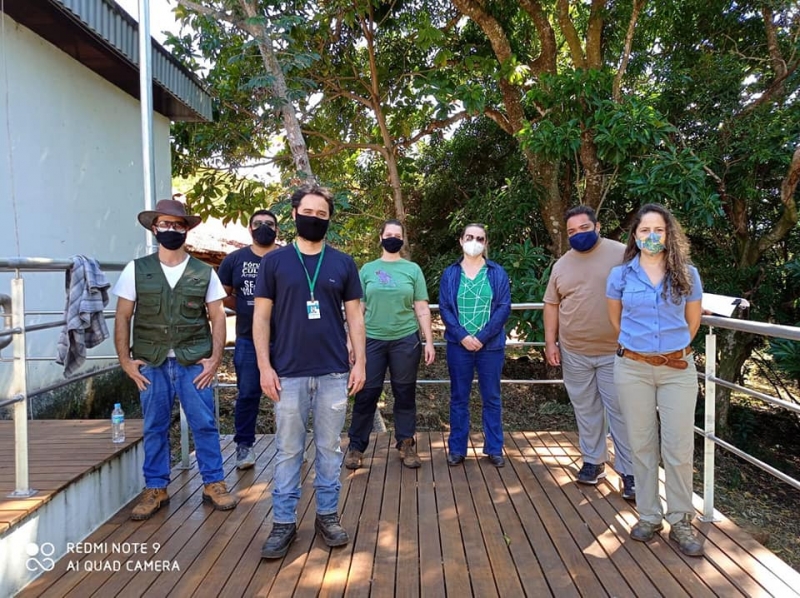 A Secretária de Desenvolvimento Econômico e Turismo, Karla Fernandes e o Presidente da Fundação Araguarina de Educação e Cultura Diogo Machado fizeram nesta quinta-feira (6), uma visita aos representantes do Instituto Estadual de Florestas – IEF.   O objetivo do encontro foi estabelecer ações no Parque do Pau Furado para que possam melhorar o acesso das pessoas. E para isso é necessário à recuperação das estradas vicinais que ligam ao local.   Karla Fernandes citou a importância do município em realizar essas melhorias para incentivar ainda mais a visitação no local. “Não somente a visitação, mas, realizando as melhorias é uma forma de estarmos contribuindo com as comunidades que residem ao entorno do parque e facilitando o deslocamento dos usuários das vias que ligam aquela região”, destacou.