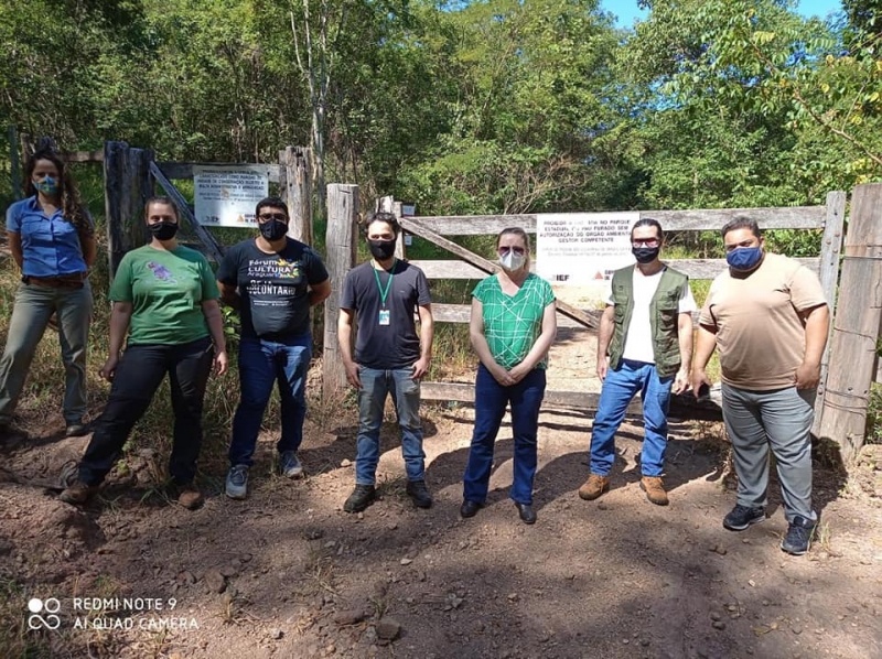 A Secretária de Desenvolvimento Econômico e Turismo, Karla Fernandes e o Presidente da Fundação Araguarina de Educação e Cultura Diogo Machado fizeram nesta quinta-feira (6), uma visita aos representantes do Instituto Estadual de Florestas – IEF.   O objetivo do encontro foi estabelecer ações no Parque do Pau Furado para que possam melhorar o acesso das pessoas. E para isso é necessário à recuperação das estradas vicinais que ligam ao local.   Karla Fernandes citou a importância do município em realizar essas melhorias para incentivar ainda mais a visitação no local. “Não somente a visitação, mas, realizando as melhorias é uma forma de estarmos contribuindo com as comunidades que residem ao entorno do parque e facilitando o deslocamento dos usuários das vias que ligam aquela região”, destacou.