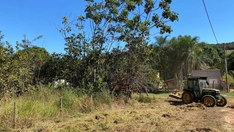 Nesta quinta-feira (6), o Secretário de Serviços Urbanos e Distritais, Antônio Cafrune visitou a comunidade de Florestina (Barreirão). O objetivo da visita foi atender ao pedido da presente do local, Judite Caetano e acompanhar as obras de limpeza.