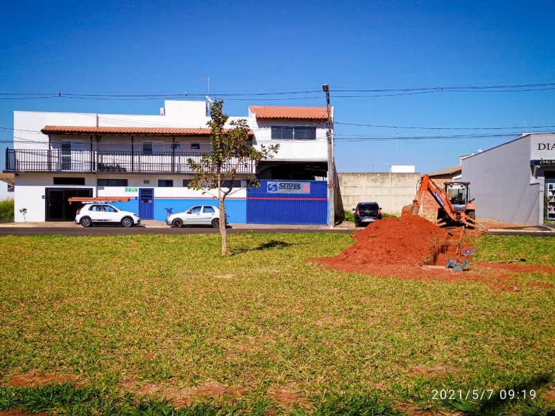 Ligação de água na Praça da Justiça, onde irá funcionar o novo Fórum de Araguari. Essa praça faz parte do Programa "Adote uma praça", da Prefeitura de Araguari, por meio das Secretarias de Planejamento, Orçamento e Habitação, Desenvolvimento Econômico e Turismo e Meio Ambiente. A SAE também é parceira nesse projeto lindo e importante para a cidade de Araguari! Obrigada também aos chefes da manutenção e obras da SAE, nas pessoas dos senhores, Nicon Herman e Sebastião Paulo Soares e toda equipe!