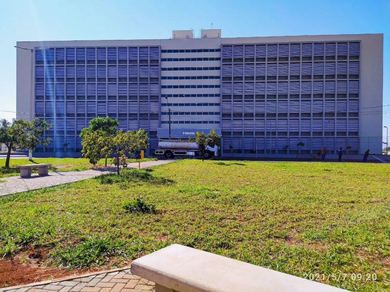 Ligação de água na Praça da Justiça, onde irá funcionar o novo Fórum de Araguari. Essa praça faz parte do Programa "Adote uma praça", da Prefeitura de Araguari, por meio das Secretarias de Planejamento, Orçamento e Habitação, Desenvolvimento Econômico e Turismo e Meio Ambiente. A SAE também é parceira nesse projeto lindo e importante para a cidade de Araguari! Obrigada também aos chefes da manutenção e obras da SAE, nas pessoas dos senhores, Nicon Herman e Sebastião Paulo Soares e toda equipe!