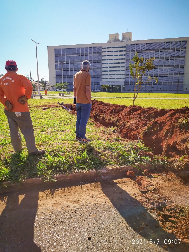 Ligação de água na Praça da Justiça, onde irá funcionar o novo Fórum de Araguari. Essa praça faz parte do Programa "Adote uma praça", da Prefeitura de Araguari, por meio das Secretarias de Planejamento, Orçamento e Habitação, Desenvolvimento Econômico e Turismo e Meio Ambiente. A SAE também é parceira nesse projeto lindo e importante para a cidade de Araguari! Obrigada também aos chefes da manutenção e obras da SAE, nas pessoas dos senhores, Nicon Herman e Sebastião Paulo Soares e toda equipe!