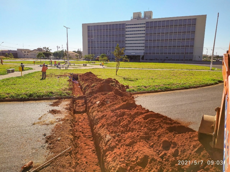 Ligação de água na Praça da Justiça, onde irá funcionar o novo Fórum de Araguari. Essa praça faz parte do Programa "Adote uma praça", da Prefeitura de Araguari, por meio das Secretarias de Planejamento, Orçamento e Habitação, Desenvolvimento Econômico e Turismo e Meio Ambiente. A SAE também é parceira nesse projeto lindo e importante para a cidade de Araguari! Obrigada também aos chefes da manutenção e obras da SAE, nas pessoas dos senhores, Nicon Herman e Sebastião Paulo Soares e toda equipe!