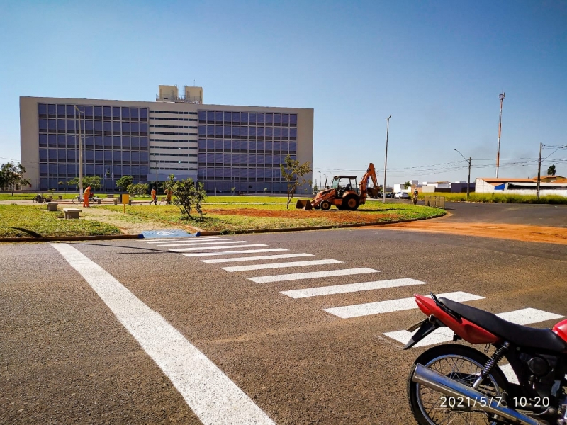 Ligação de água na Praça da Justiça, onde irá funcionar o novo Fórum de Araguari. Essa praça faz parte do Programa "Adote uma praça", da Prefeitura de Araguari, por meio das Secretarias de Planejamento, Orçamento e Habitação, Desenvolvimento Econômico e Turismo e Meio Ambiente. A SAE também é parceira nesse projeto lindo e importante para a cidade de Araguari! Obrigada também aos chefes da manutenção e obras da SAE, nas pessoas dos senhores, Nicon Herman e Sebastião Paulo Soares e toda equipe!