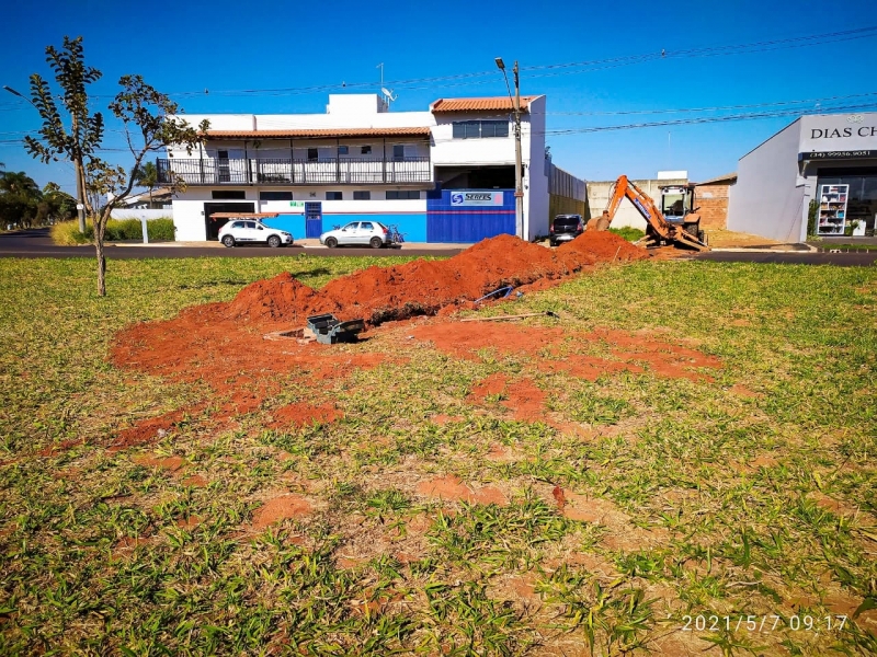 Ligação de água na Praça da Justiça, onde irá funcionar o novo Fórum de Araguari. Essa praça faz parte do Programa "Adote uma praça", da Prefeitura de Araguari, por meio das Secretarias de Planejamento, Orçamento e Habitação, Desenvolvimento Econômico e Turismo e Meio Ambiente. A SAE também é parceira nesse projeto lindo e importante para a cidade de Araguari! Obrigada também aos chefes da manutenção e obras da SAE, nas pessoas dos senhores, Nicon Herman e Sebastião Paulo Soares e toda equipe!