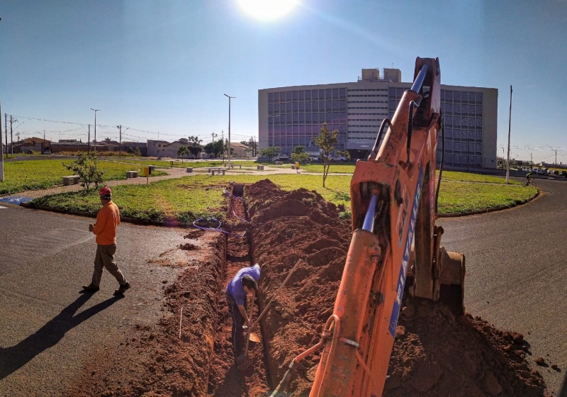 Ligação de água na Praça da Justiça, onde irá funcionar o novo Fórum de Araguari. Essa praça faz parte do Programa "Adote uma praça", da Prefeitura de Araguari, por meio das Secretarias de Planejamento, Orçamento e Habitação, Desenvolvimento Econômico e Turismo e Meio Ambiente. A SAE também é parceira nesse projeto lindo e importante para a cidade de Araguari! Obrigada também aos chefes da manutenção e obras da SAE, nas pessoas dos senhores, Nicon Herman e Sebastião Paulo Soares e toda equipe!