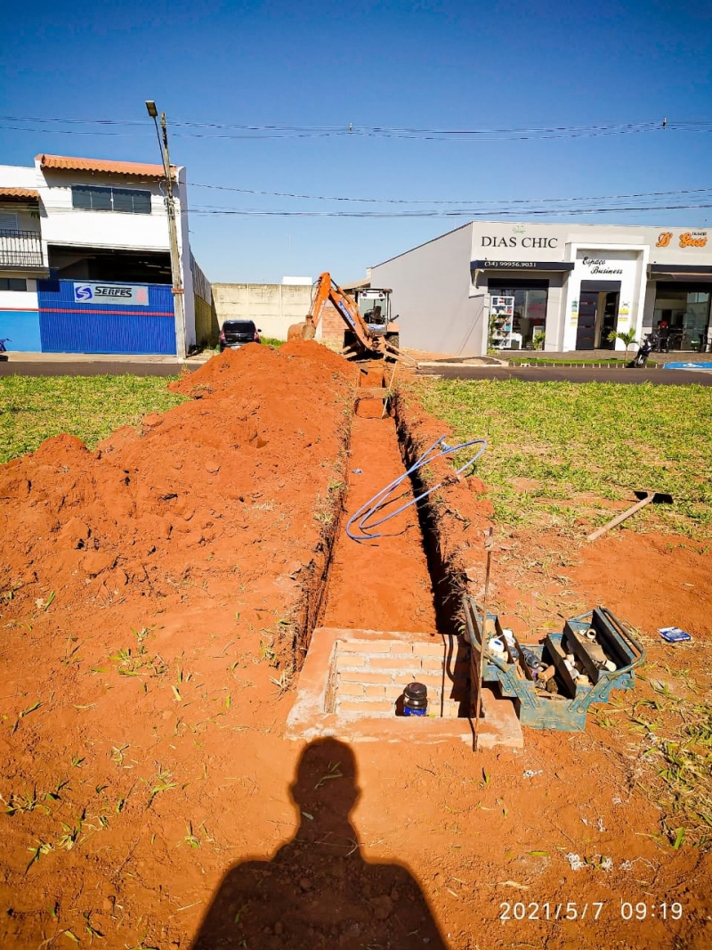 Ligação de água na Praça da Justiça, onde irá funcionar o novo Fórum de Araguari. Essa praça faz parte do Programa "Adote uma praça", da Prefeitura de Araguari, por meio das Secretarias de Planejamento, Orçamento e Habitação, Desenvolvimento Econômico e Turismo e Meio Ambiente. A SAE também é parceira nesse projeto lindo e importante para a cidade de Araguari! Obrigada também aos chefes da manutenção e obras da SAE, nas pessoas dos senhores, Nicon Herman e Sebastião Paulo Soares e toda equipe!