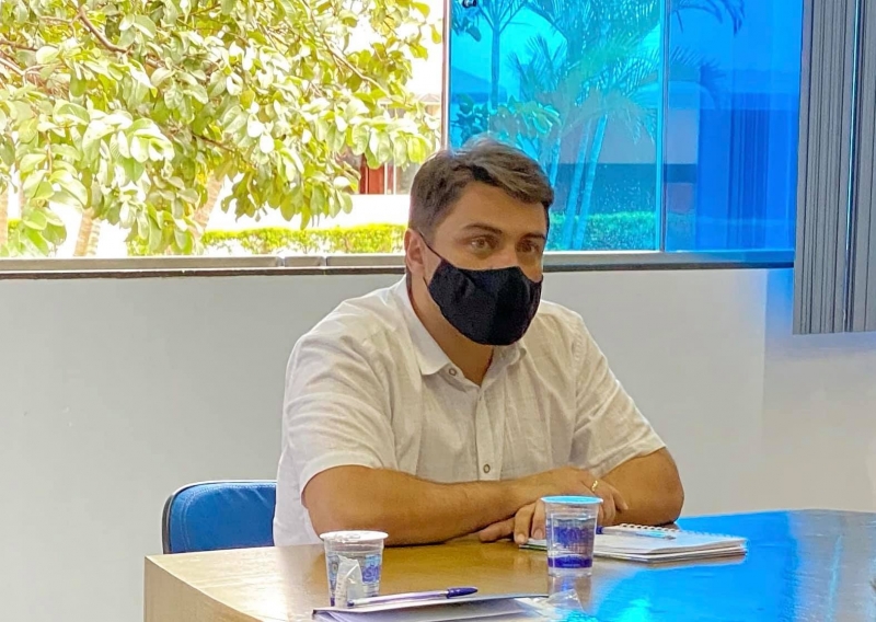A Prefeitura de Araguari vem a público esclarecer, de forma transparente, que nesta sexta-feira, 7 de maio, foi publicada no Diário Oficial do Município a Portaria de nº010 de 6 de maio de 2021, que abre sindicância investigativa para apuração da conduta de servidor público municipal que poderá concluir ou não a configuração de infração disciplinar noticiada em processo administrativo pela Secretaria Municipal de Saúde e Vigilância Epidemiológica do Município.
