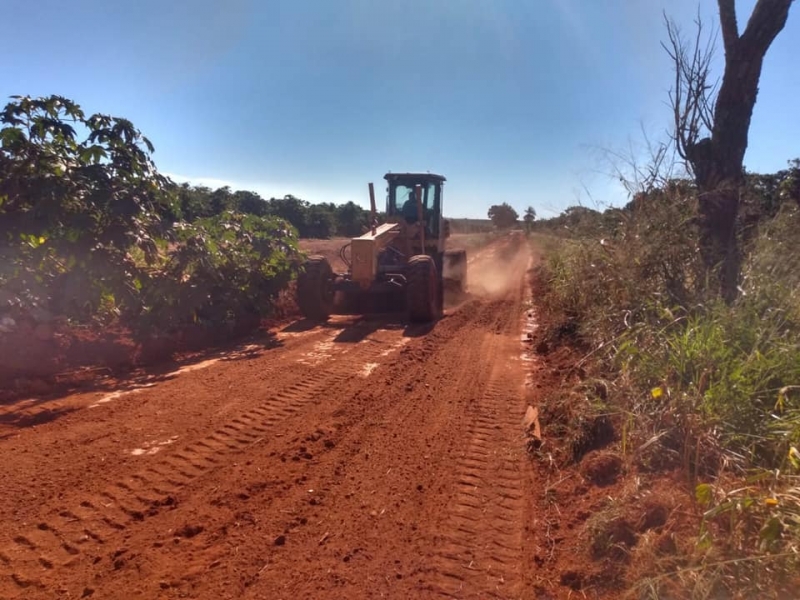 Os trabalhos na zona rural do município seguem com várias equipes em regiões diferentes. Nas ações da Secretaria de Obras são efetuadas patrolagens e aplicação de cascalho em pontos com maior necessidade.