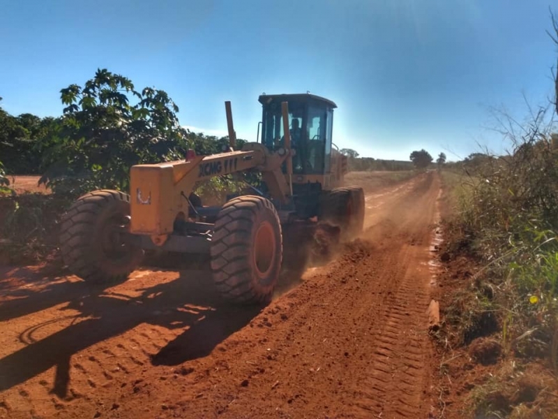 Os trabalhos na zona rural do município seguem com várias equipes em regiões diferentes. Nas ações da Secretaria de Obras são efetuadas patrolagens e aplicação de cascalho em pontos com maior necessidade.