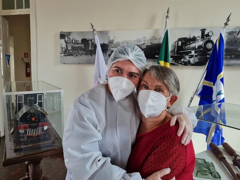 Após 1 ano e 5 meses sem ver a mãe, o encontro foi de surpresa no Palácio dos ferroviários. Denise Abranches, de 47 anos, viveu mais um momento de grande emoção. Denise trabalha como coordenadora do serviço de odontologia do Hospital São Paulo. A araguarina ficou conhecida por ser a primeira brasileira a participar dos testes da vacina Astrazeneca.