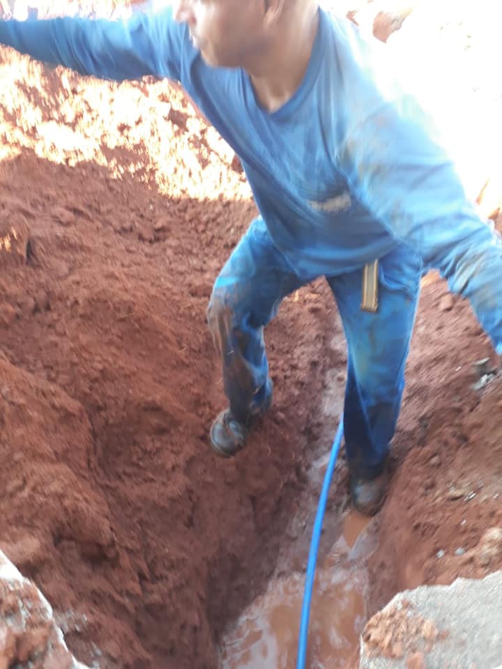 Equipe SAE fazendo troca de ramal de água na Rua Sinval Luiz de Sousa - Bairro Ouro Verde
