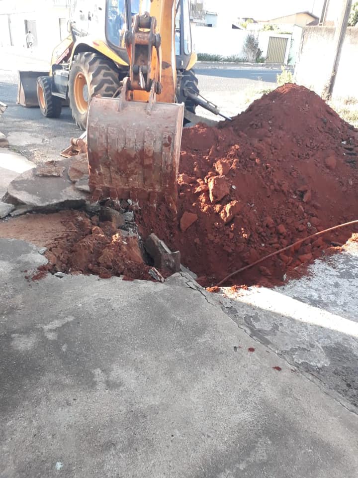 Equipe SAE fazendo troca de ramal de água na Rua Sinval Luiz de Sousa - Bairro Ouro Verde