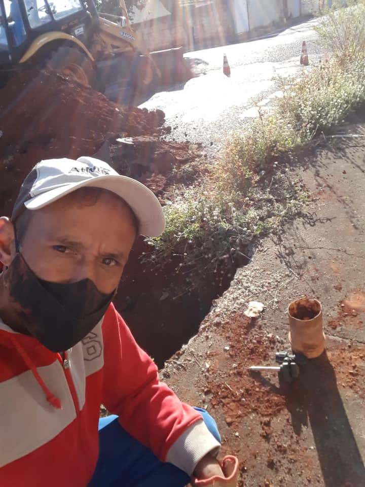 Equipe SAE fazendo troca de ramal de água na Rua Sinval Luiz de Sousa - Bairro Ouro Verde