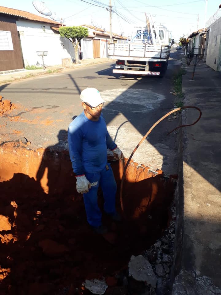 Equipe SAE fazendo troca de ramal de água na Rua Sinval Luiz de Sousa - Bairro Ouro Verde