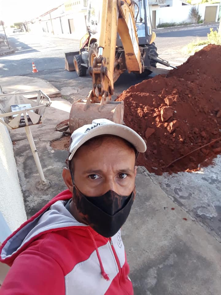 Equipe SAE fazendo troca de ramal de água na Rua Sinval Luiz de Sousa - Bairro Ouro Verde