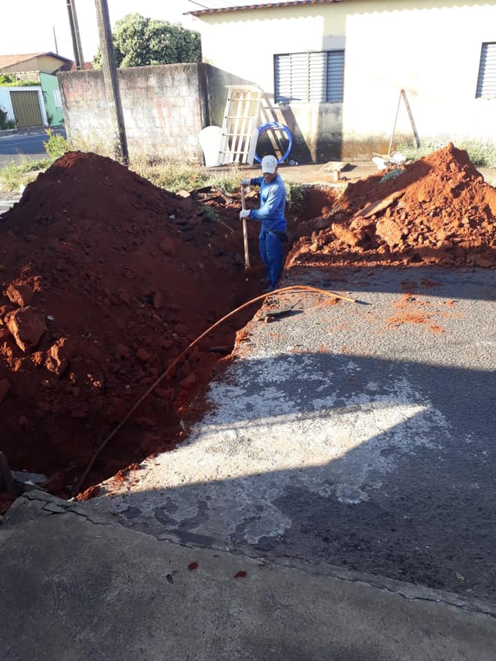 Equipe SAE fazendo troca de ramal de água na Rua Sinval Luiz de Sousa - Bairro Ouro Verde