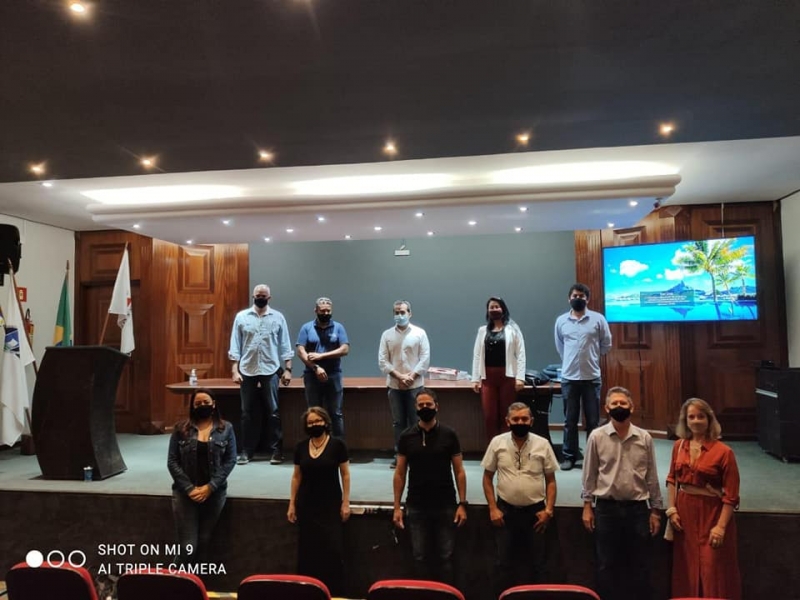 Nesta terça-feira (11), o Secretário de Planejamento, Orçamento e Habitação, Wesley Lucas Mendonça, acompanhado da Gerente de Projetos Luciana Brasileiro, da Arquiteta Maria Aparecida de Lima e o Subsecretário de Obras, Lucas Martins participaram de uma reunião na Câmara de Dirigentes Lojistas – CDL.