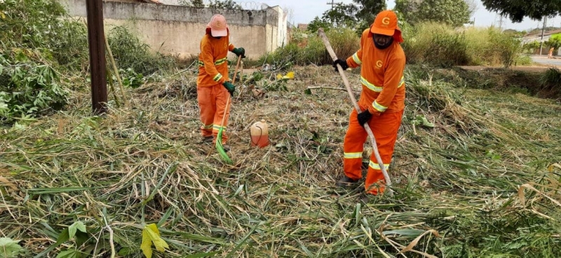 Dando seguimento às ações de limpeza dos logradouros públicos em Araguari, a Secretaria de Serviços Urbanos e Distritais está executando a limpeza da Praça Cristovão Ferreira Godoy na Avenida Marechal Rondon, saída para o Distrito de Amanhece.