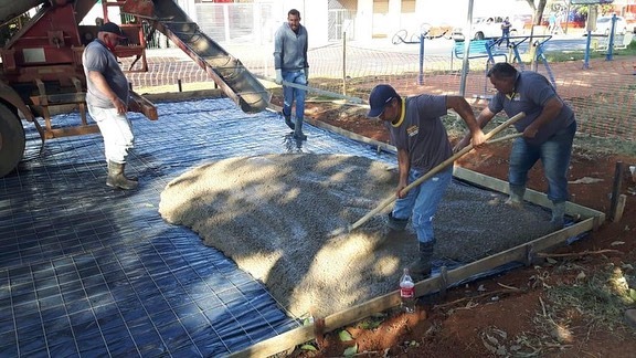 Essa turma trabalha no sábado para adiantar a obra. Todo empenho do prefeito e secretários de esportes, planejamento e meio ambiente para que a quadra, que fica na Av. Mato Grosso seja entregue logo à comunidade. O objetivo é construir outras quadras e áreas de lazer nos bairros.