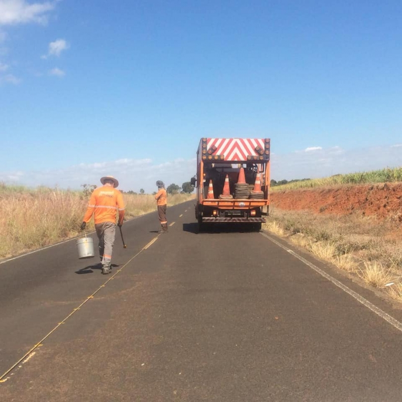 A Secretaria de Trânsito, Transporte e Mobilidade Urbana intensificou os trabalhos de reforço da sinalização de solo expandindo o serviço para os Distritos de Amanhece e Piracaíba.