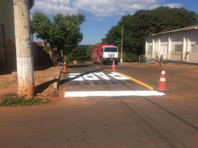 A Secretaria de Trânsito, Transporte e Mobilidade Urbana intensificou os trabalhos de reforço da sinalização de solo expandindo o serviço para os Distritos de Amanhece e Piracaíba.