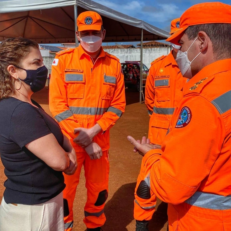 A vice-prefeita Maria Cecília Araújo participou nesta segunda-feira (24), da entrega de três viaturas e equipamentos para a 2ª Companhia de Bombeiros de Araguari. O repasse foi do governo do estado de Minas Gerais, por meio de emenda parlamentar do Deputado Estadual Raul Belém.