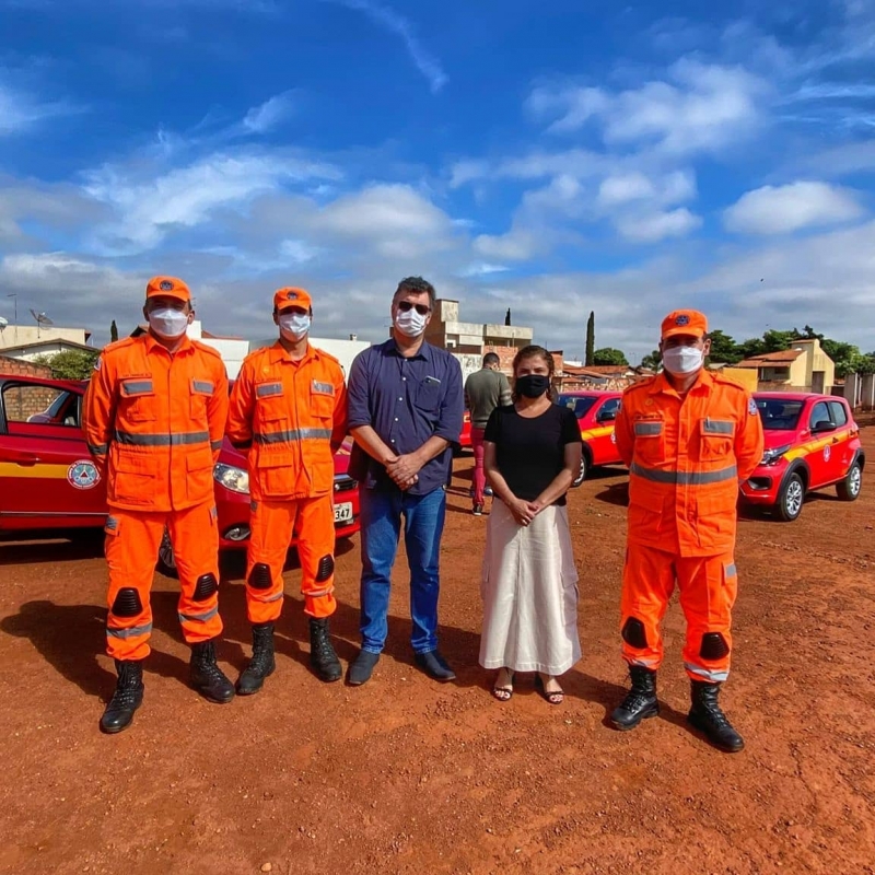 A vice-prefeita Maria Cecília Araújo participou nesta segunda-feira (24), da entrega de três viaturas e equipamentos para a 2ª Companhia de Bombeiros de Araguari. O repasse foi do governo do estado de Minas Gerais, por meio de emenda parlamentar do Deputado Estadual Raul Belém.