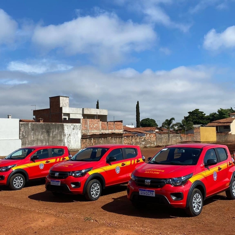 A vice-prefeita Maria Cecília Araújo participou nesta segunda-feira (24), da entrega de três viaturas e equipamentos para a 2ª Companhia de Bombeiros de Araguari. O repasse foi do governo do estado de Minas Gerais, por meio de emenda parlamentar do Deputado Estadual Raul Belém.