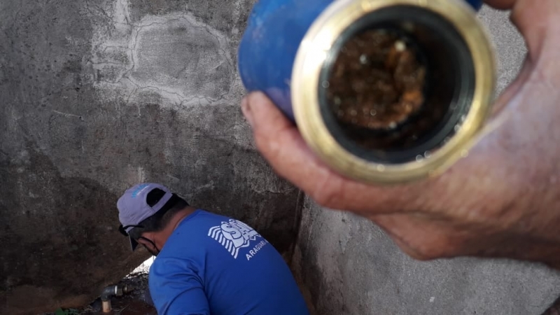 Pessoal, aqui está um bom exemplo dos cuidados que se deve ter com os hidrômetros. Muitas vezes algumas pessoas reclamam pra SAE que sua água está sem pressão...que está sem água...que a água não está chegando com força e sim, fraca demais...enfim, essas fotos mostram as sujeiras que podem se acumular no hidrômetro, causando esses transtornos. Na foto dá pra observar a força da água, quando eliminada a sujeira.