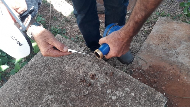 Pessoal, aqui está um bom exemplo dos cuidados que se deve ter com os hidrômetros. Muitas vezes algumas pessoas reclamam pra SAE que sua água está sem pressão...que está sem água...que a água não está chegando com força e sim, fraca demais...enfim, essas fotos mostram as sujeiras que podem se acumular no hidrômetro, causando esses transtornos. Na foto dá pra observar a força da água, quando eliminada a sujeira.